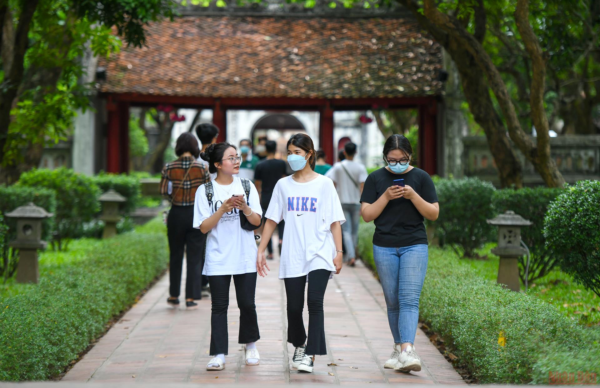 Школьники приходят в Храм литературы Ван Миеу – Куок Ты Зям помолиться на удачу перед выпускным экзаменом в старшей школе