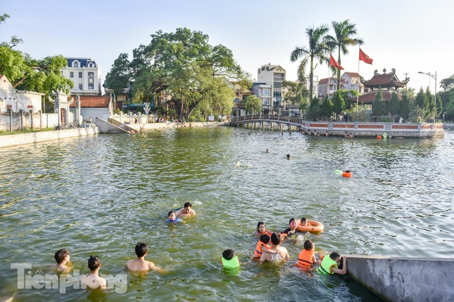 Грязный пруд в Ханойском пригороде Хоайдык превратился в бесплатный бассейн