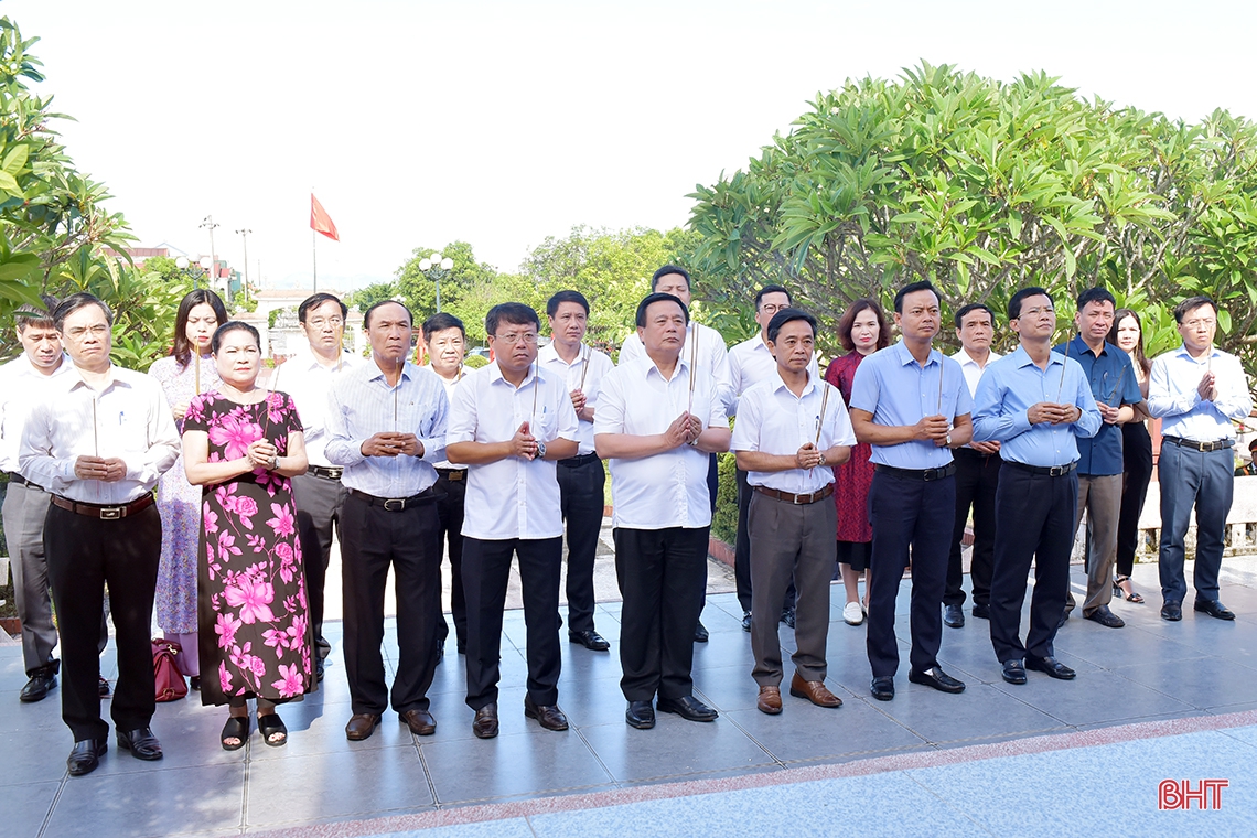 Вручение подарков ветернам войны по случаю 75-й годовщины Дня инвалидов войны и павших фронтовиков