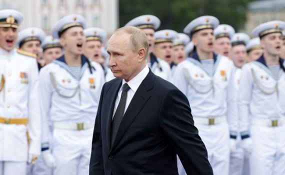 Россия провела торжественный военный парад в честь Дня Военно-морского флота