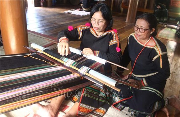 Сохранение и развитие традиционной техники изготовления парчи у малой народности Эде