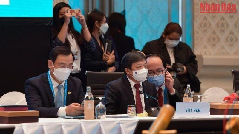 Вьетнам призвал АТЭС усилить поддержку в продвижении политики открытия международного туризма