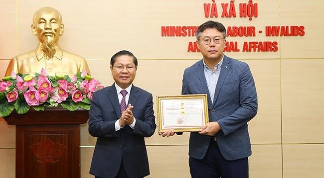 Вручение памятной медали главе представительства HRD Korea во Вьетнаме