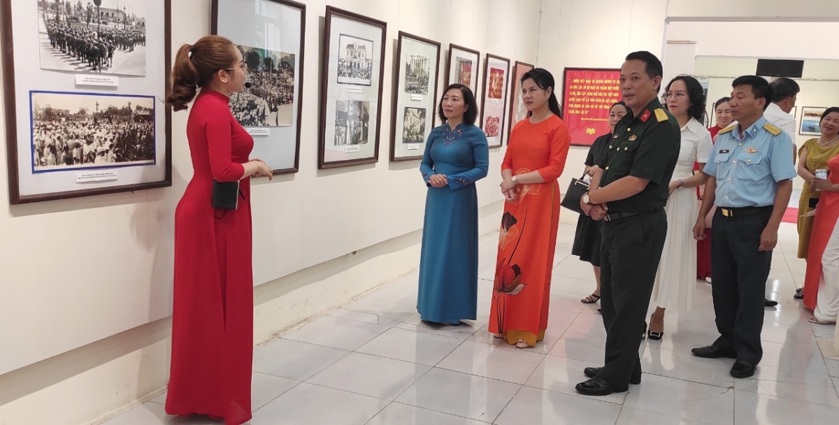 Документальная фотовыставка «Страна - 77 лет в пути»