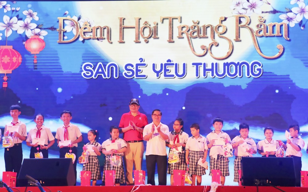 Праздник полнолуния для детей из неблагополучных семей