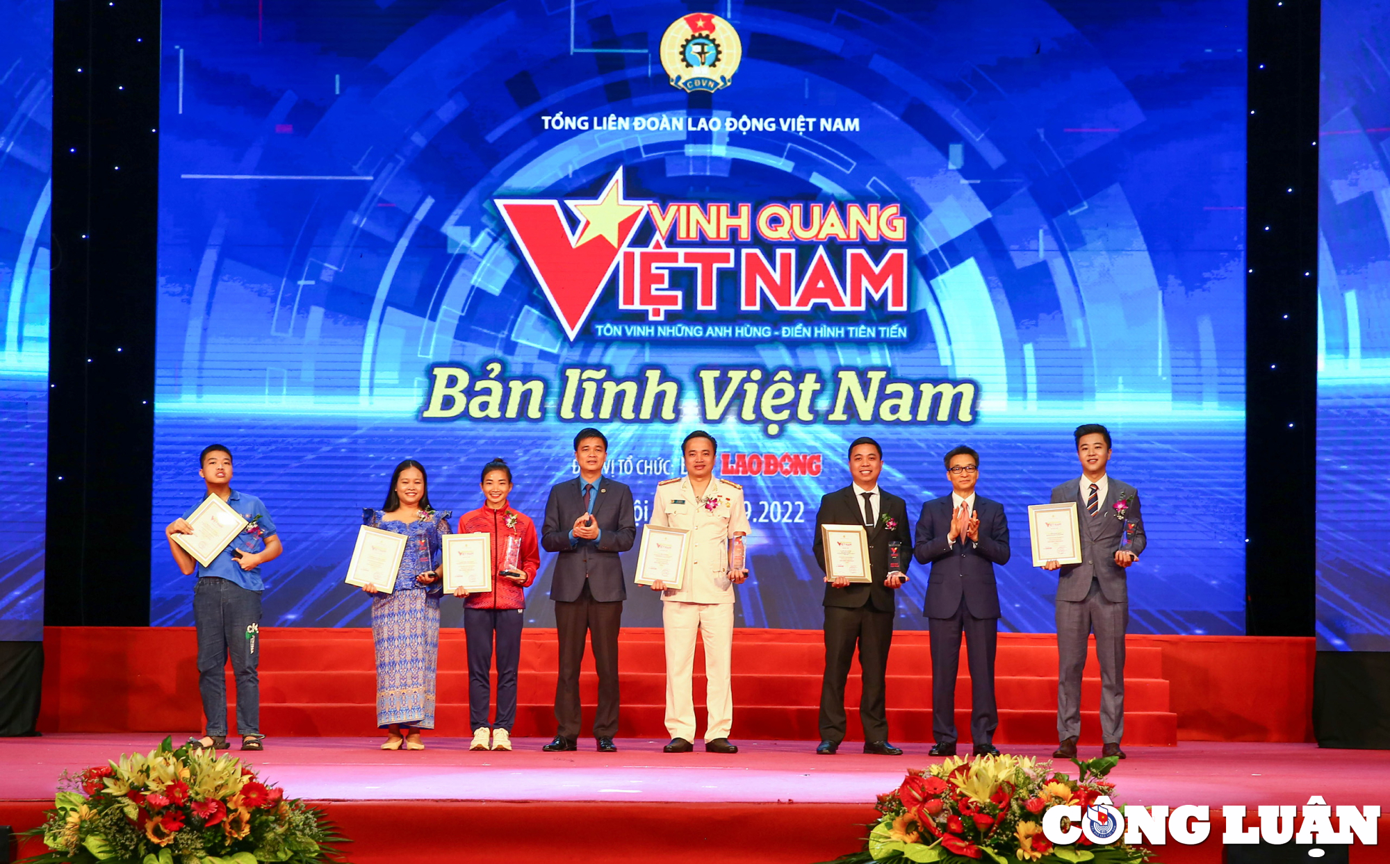 7 коллективов и 6 частных лиц были отмечены в рамках Программы «Слава Вьетнаму» 2022 года