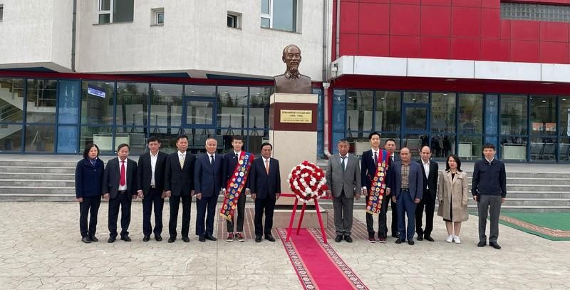 Делегация Вьетнама посетила школу имени Президента Хо Ши Мина в Монголии