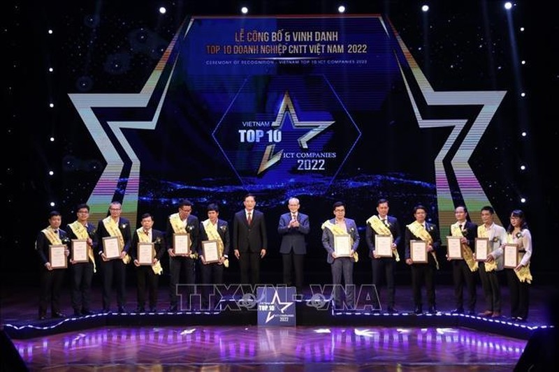 Награждение 10 ведущих вьетнамских ИТ-компаний в 2022 году