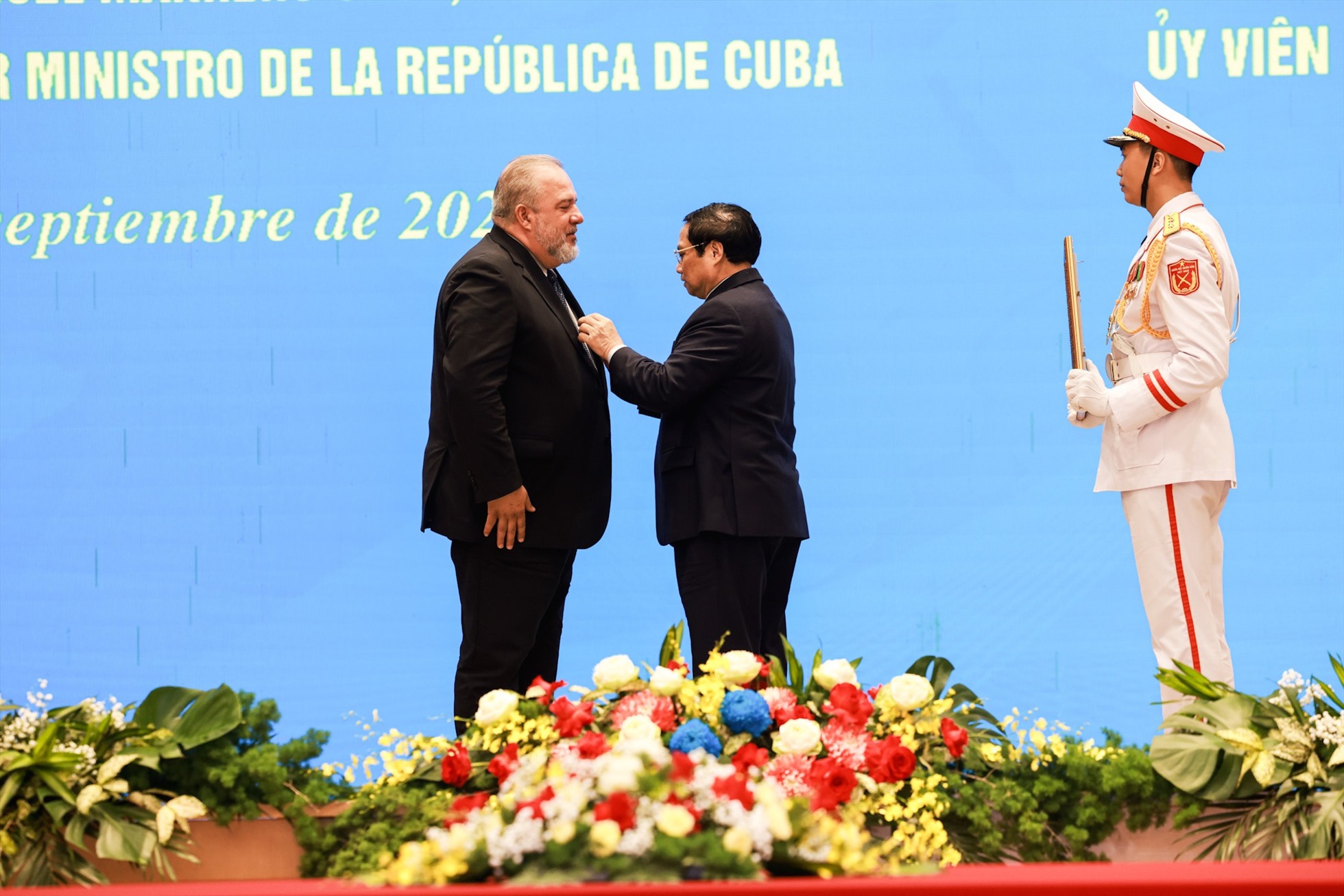 Премьер-министр Фам Минь Тинь вручил Орден Хо Ши Мина премьер министру Кубы Мануэлю Марреро Крузу