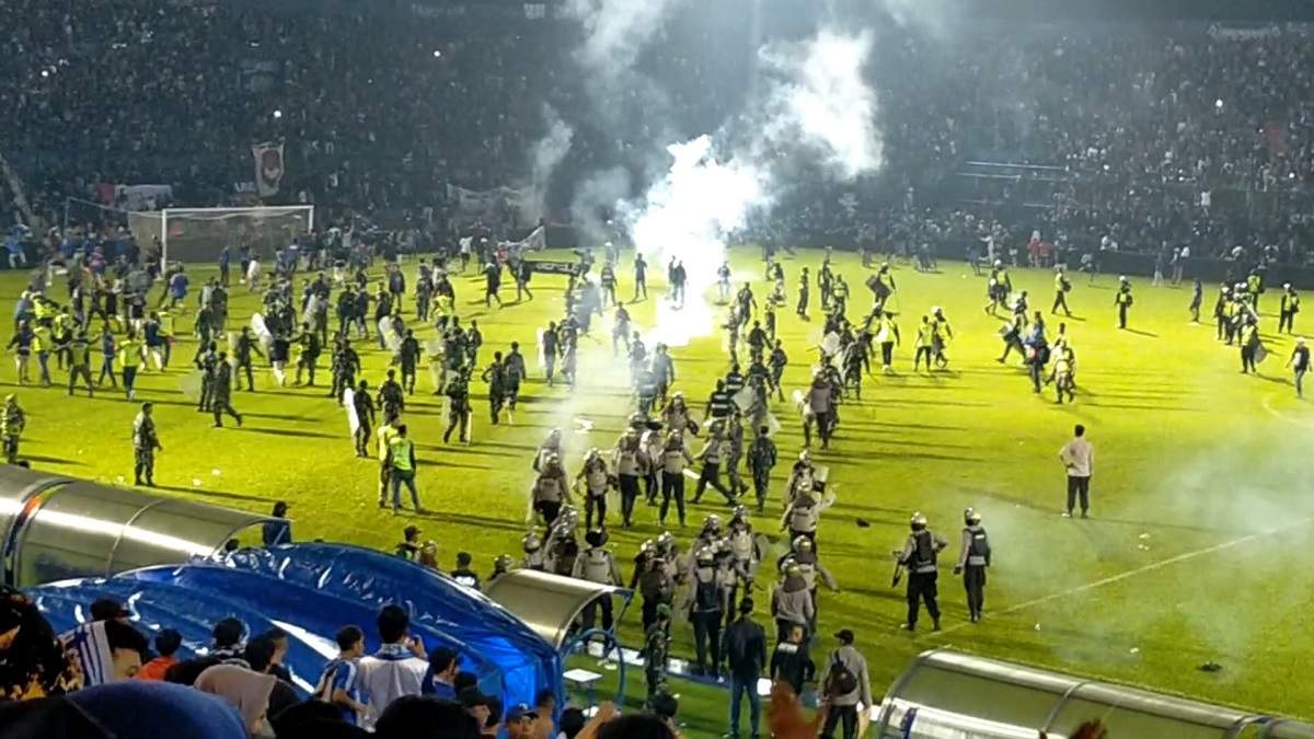 Из-за массовых беспорядков на футбольном матче в Индонезии погибли около 127 человек