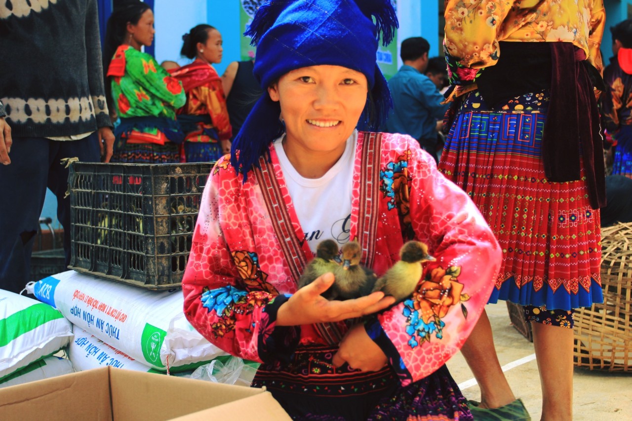 Организация «World Vision Vietnam» оказывает материальную помощь жителям в уезде Туачуа провинции Диенбиен