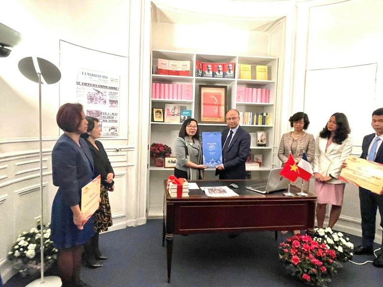 Вручение книг о Президенте Хо Ши Мине Посольству Вьетнама во Франции