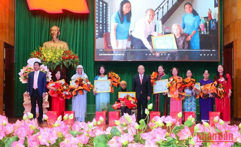 Чествование 10 лучших женщин - участниц общественной жизни Тхыатхиен-Хюэ