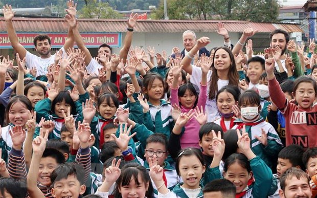 Израильские волонтеры обучают детей в высокогорье Лаокай