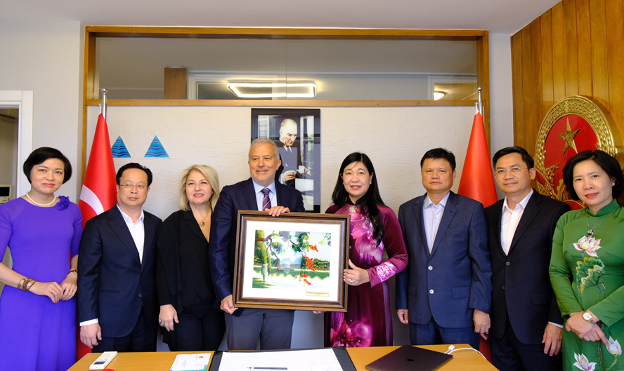 Рабочая делегация города Ханоя по народной дипломатии совершила поездку в Турцию, Грецию и ОАЭ