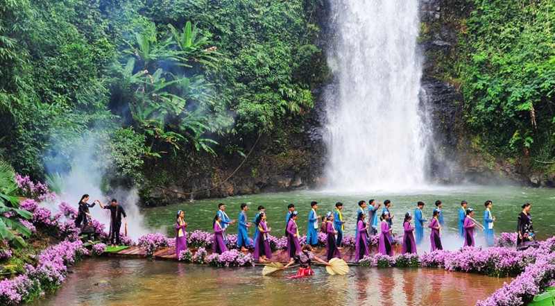 Программа показа вьетнамских платьев Аозай и одежды из тэйнгуенской парчи