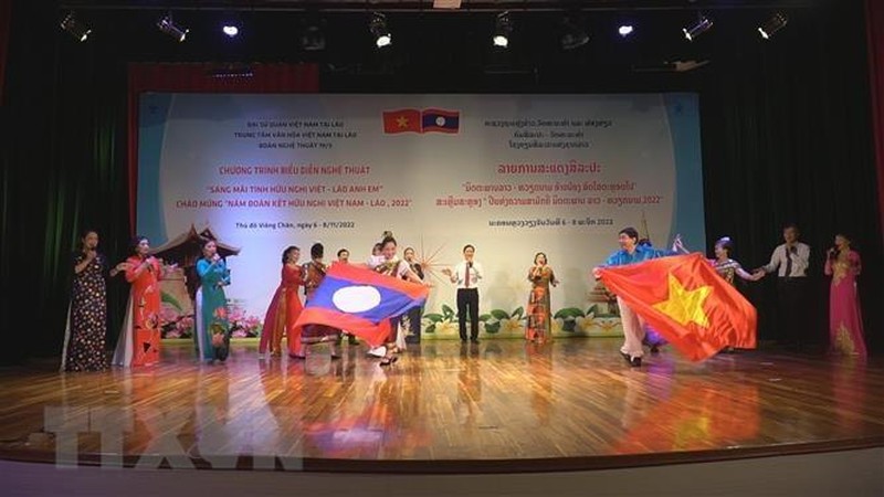Состоялась программа «Вечно сияет братская вьетнамско-лаосская дружба»