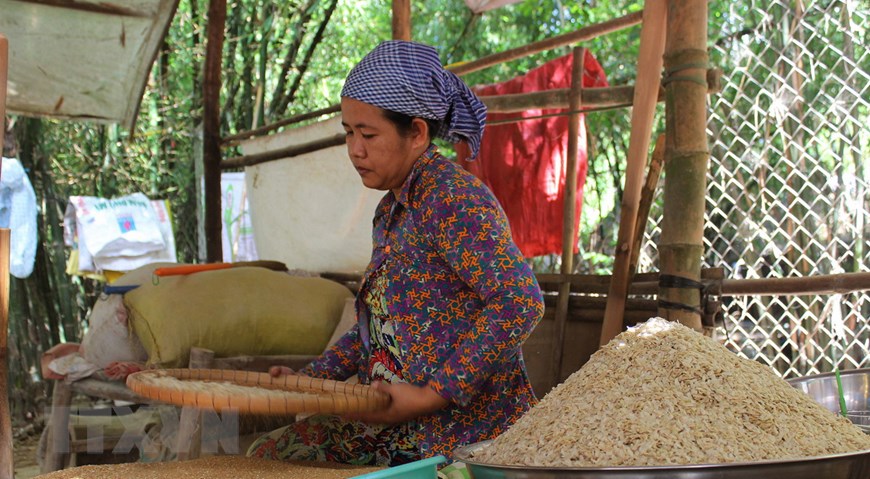 Плоский рис, подаваемый на праздник Ок ом бок