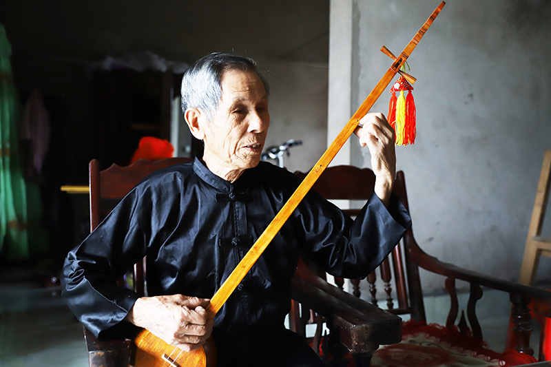 Единственный в уезде Бинь Лиеу мастер по изготовлению цитры «Дан Тинь»