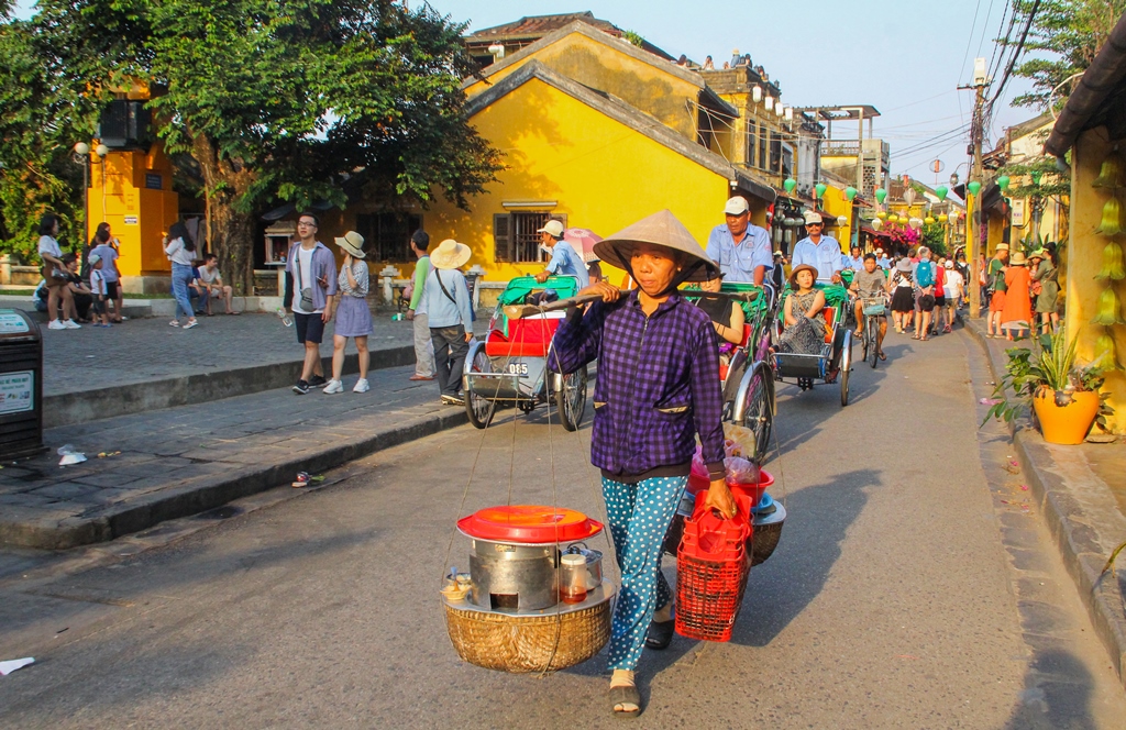 Коромысла, несущие ностальгию по Хойану