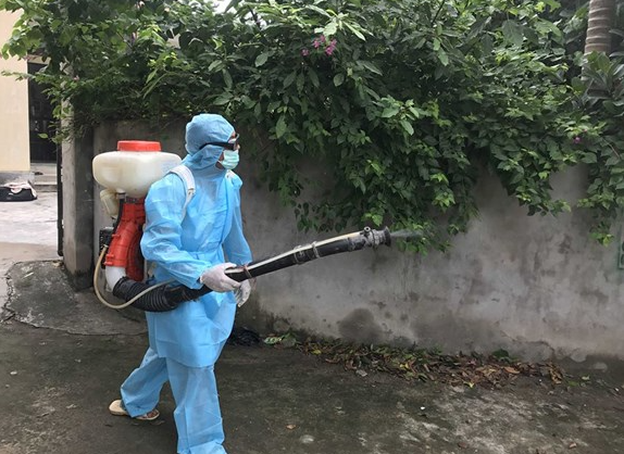 В Ханое распыляют средство от комаров в больших масштабах для профилактики лихорадки денге