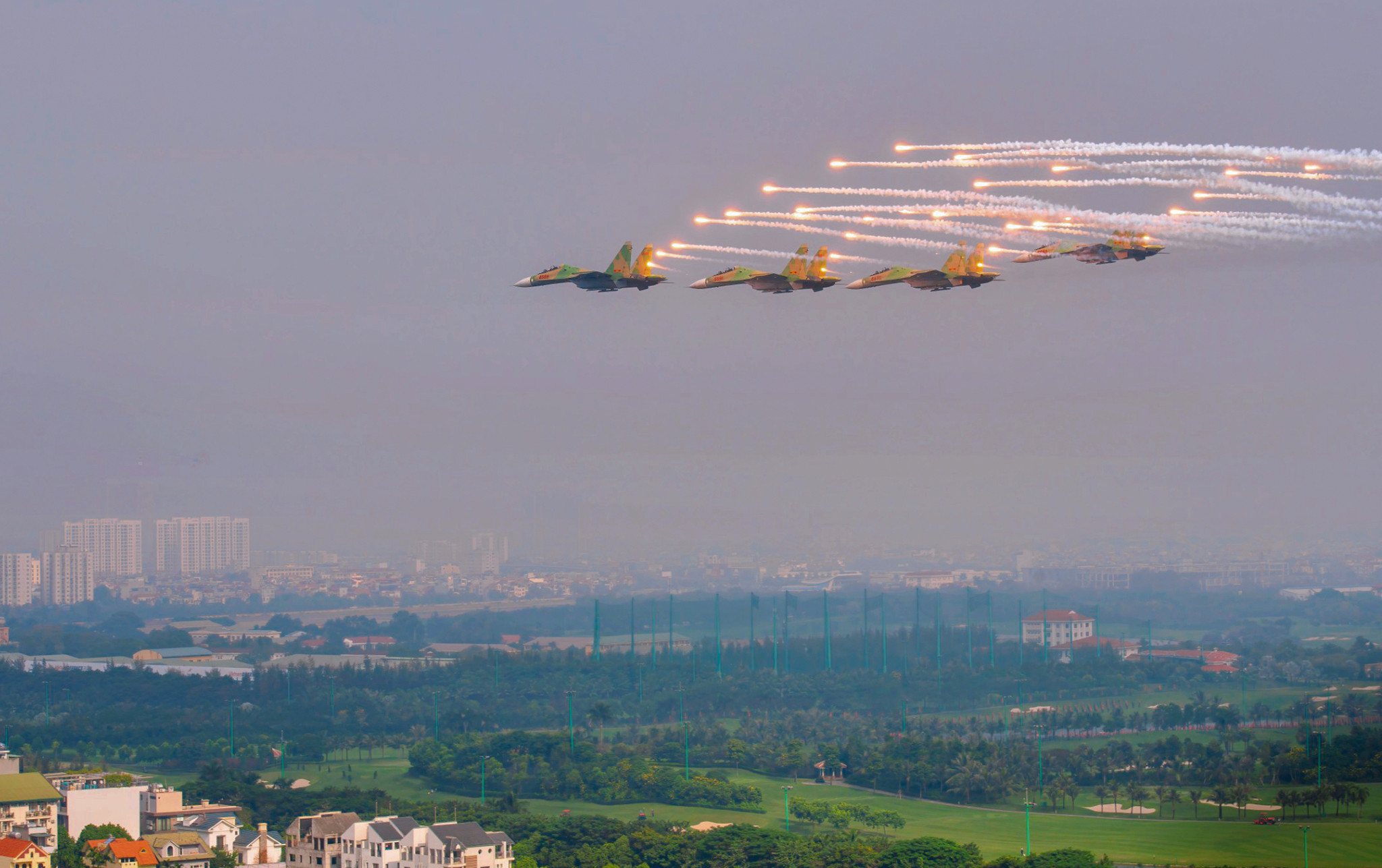 «Королевская кобра» Су-30МК2 в ходе летной подготовки перед участием во Вьетнамской международной оборонной выставке- 2022
