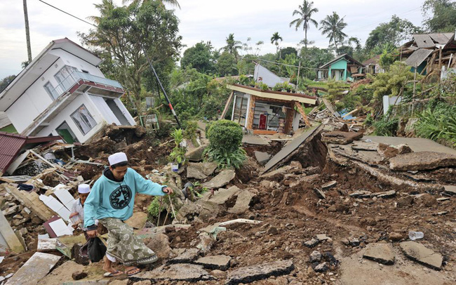 Землетрясение в Индонезии унесло жизни 321 человек