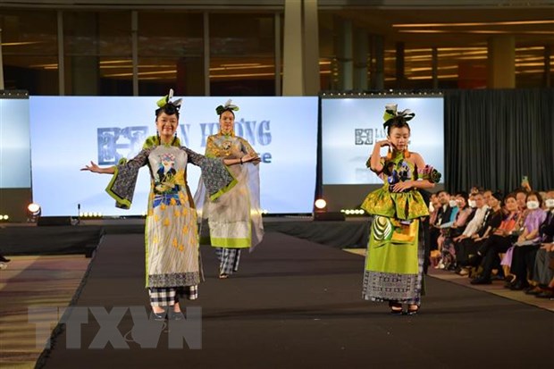 На показе мод представлены вьетнамский «аозай» и тайский шелк