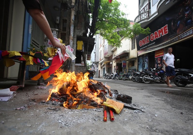 Ханой сжигание благовоний и ритуальных вещей в нарушение правил будет штрафоваться на сумму до 1 миллиона донгов