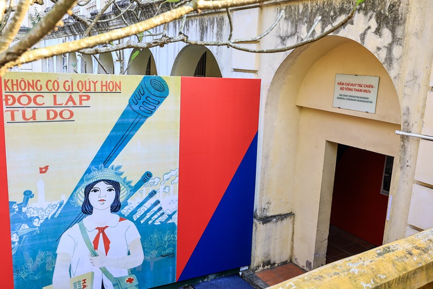 Посещение командного бункера, который являлся штабом борьбы в течение 12 дней и ночей со стратегическими воздушными налетами B52 в Ханое