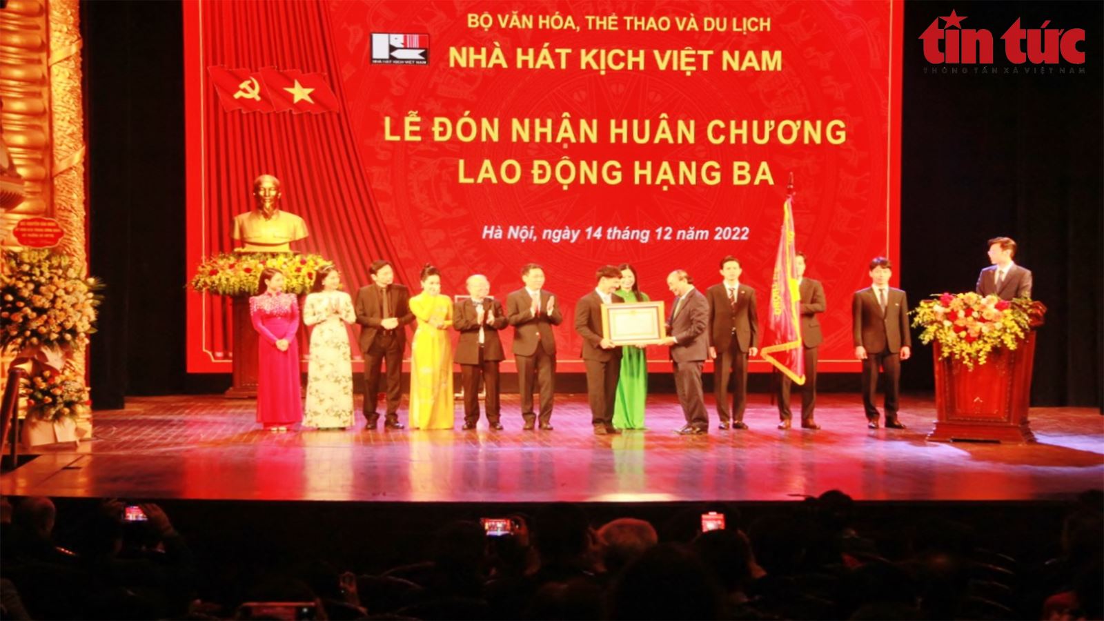 Президент Нгуен Суан Фук вручил Драматическому театру Вьетнама орден Труда третьей степени