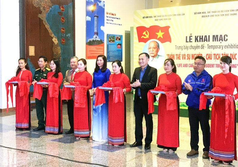 Тематическая выставка «Жизнь и деятельность президента Тон Дык Тханга»