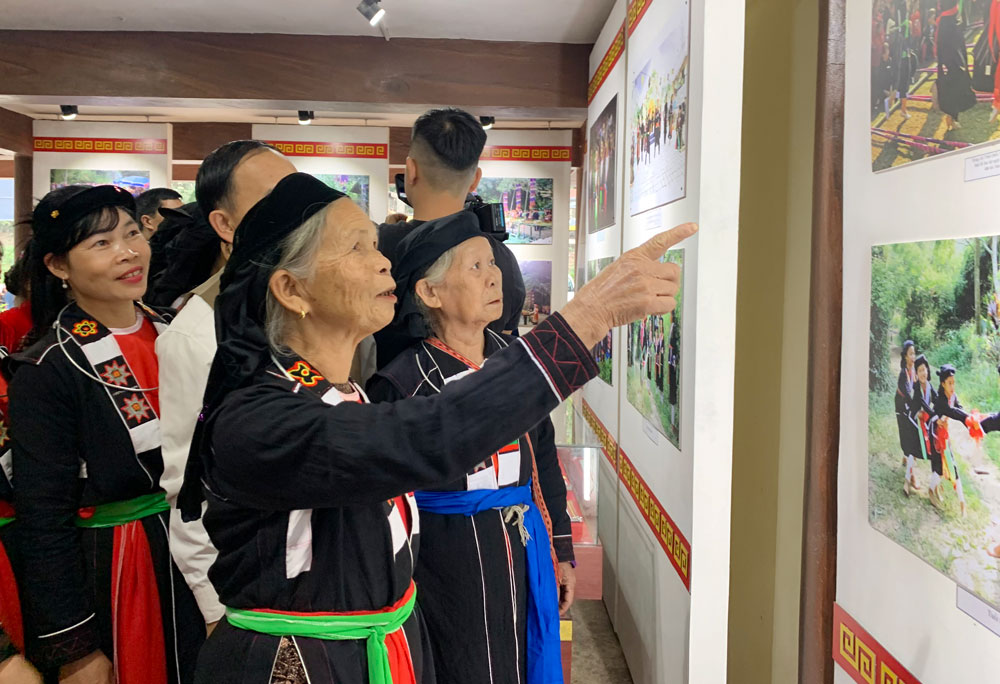 Открытие фотовыставки о культуре национальных меньшинств