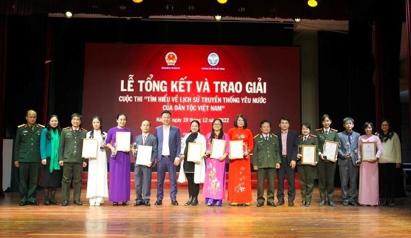 Награждение победителей конкурса «Изучение истории патриотических традиций вьетнамской нации»