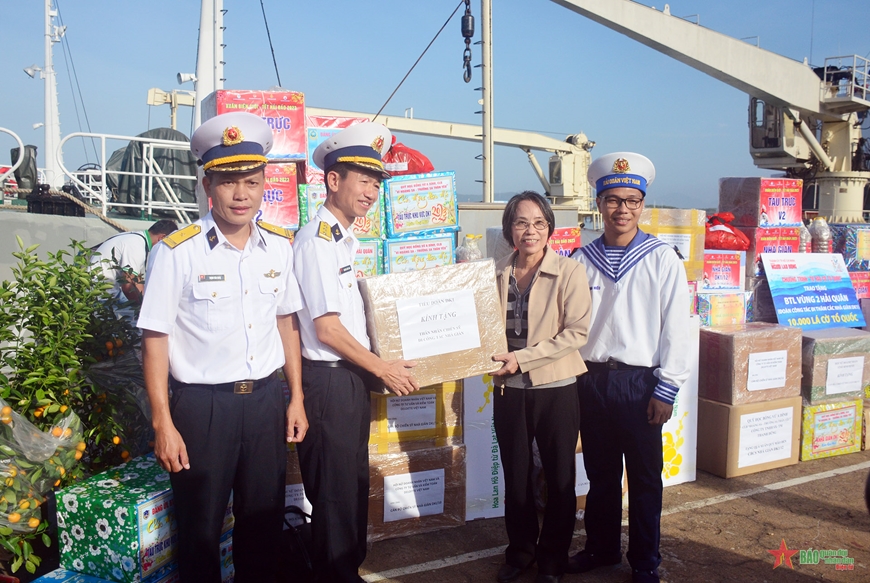 Делегация 2-ого округа ВМС посещает жилую платформу ДК1 по случаю новогоднего праздника