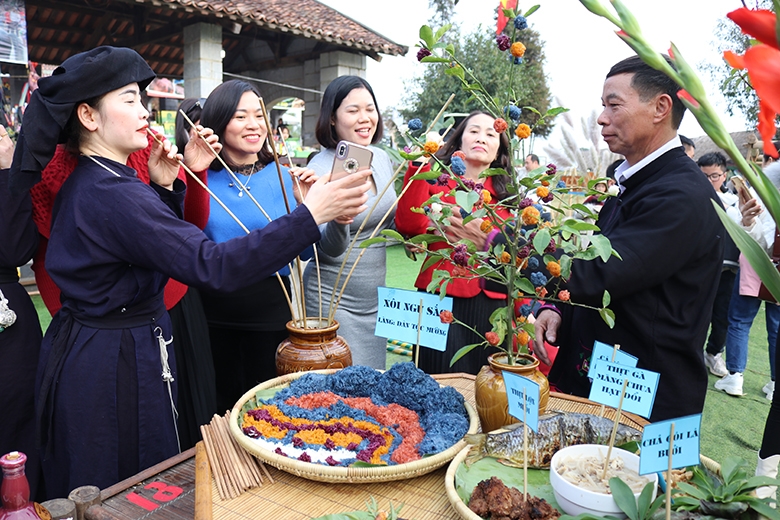 Новогодняя атмосфера в деревне этнической культуры и туризма Вьетнама