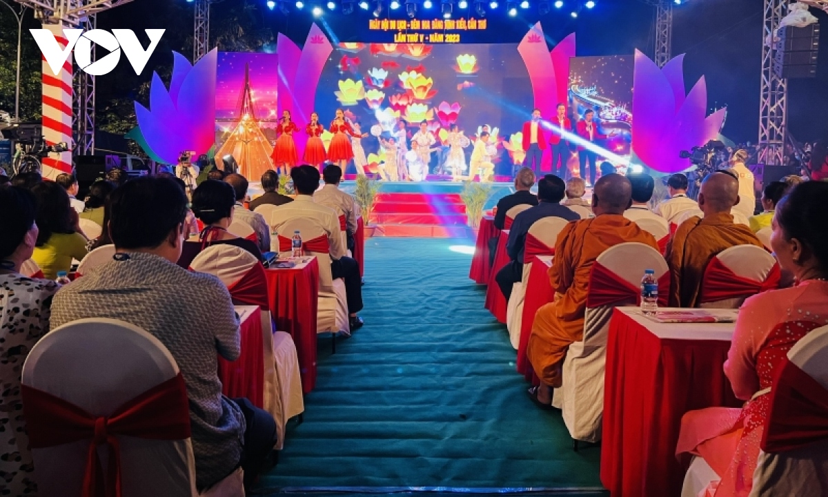 Кантхо Фестиваль фонарей освещает ночь Нинькьеу