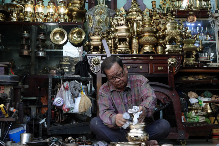 Чистка бронзовых урн - уникальное ремесло перед праздником Тет
