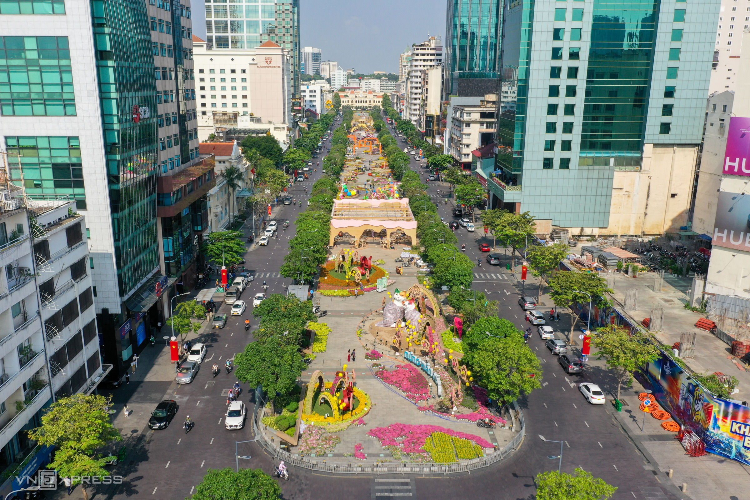 Гигантские статуи кошек занимают центральное место на Цветочной улице Нгуен Хюэ