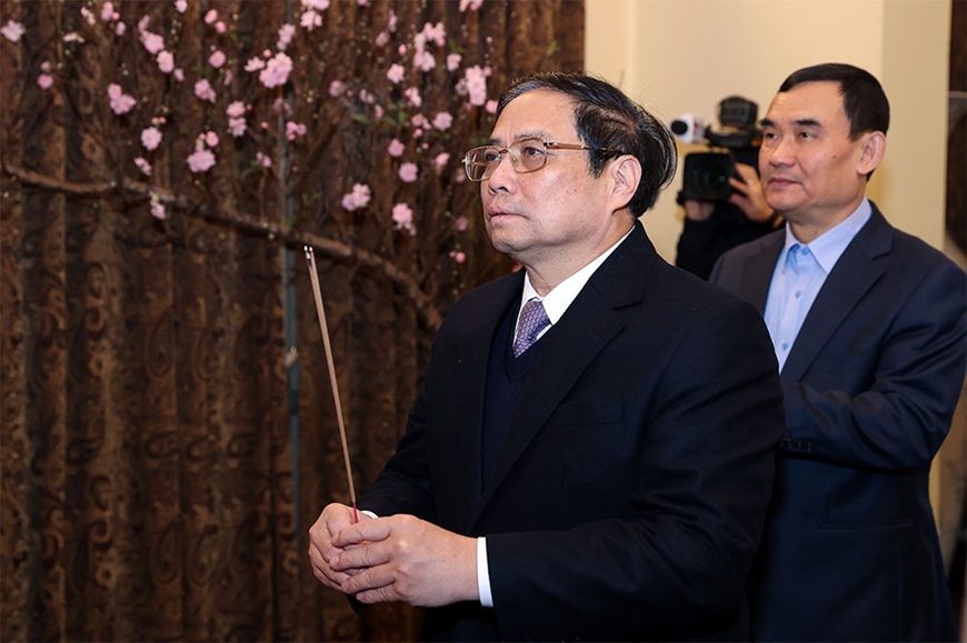 Премьер-министр Фам Минь Тинь навестил семьи премьер-министра Фам Ван Донга и генерала Во Нгуен Зяпа в связи с наступающими лунным новым годом