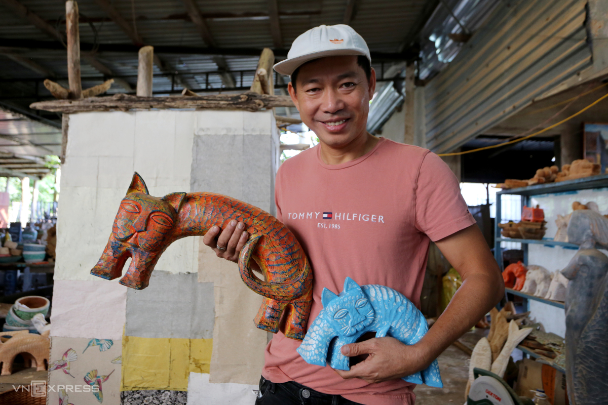 Изготовление более 100 статуй кошек из дерева и дров