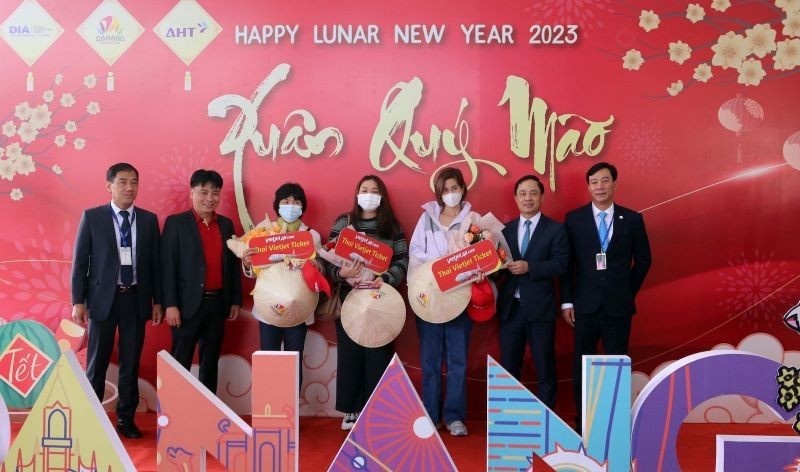 Город Дананг встретил первую группу туристов из Таиланда в первый день Тэта