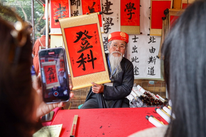 Жители Ханоя встречают весну c иероглифами