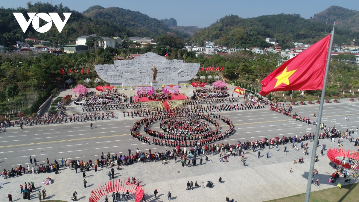 Тысячи людей приняли участие в Весеннем празднике в честь дяди Хо в провинции Шонла
