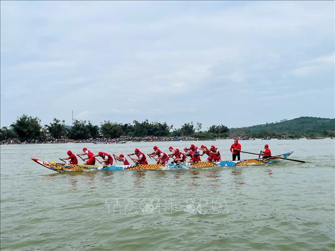 Красота традиционного фестиваля гонки на лодках в начале Лунного нового года