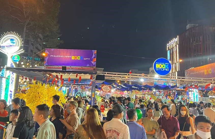 Более 585 тыс человек посетили новогоднюю книжнюю улицу в городе Хошимин