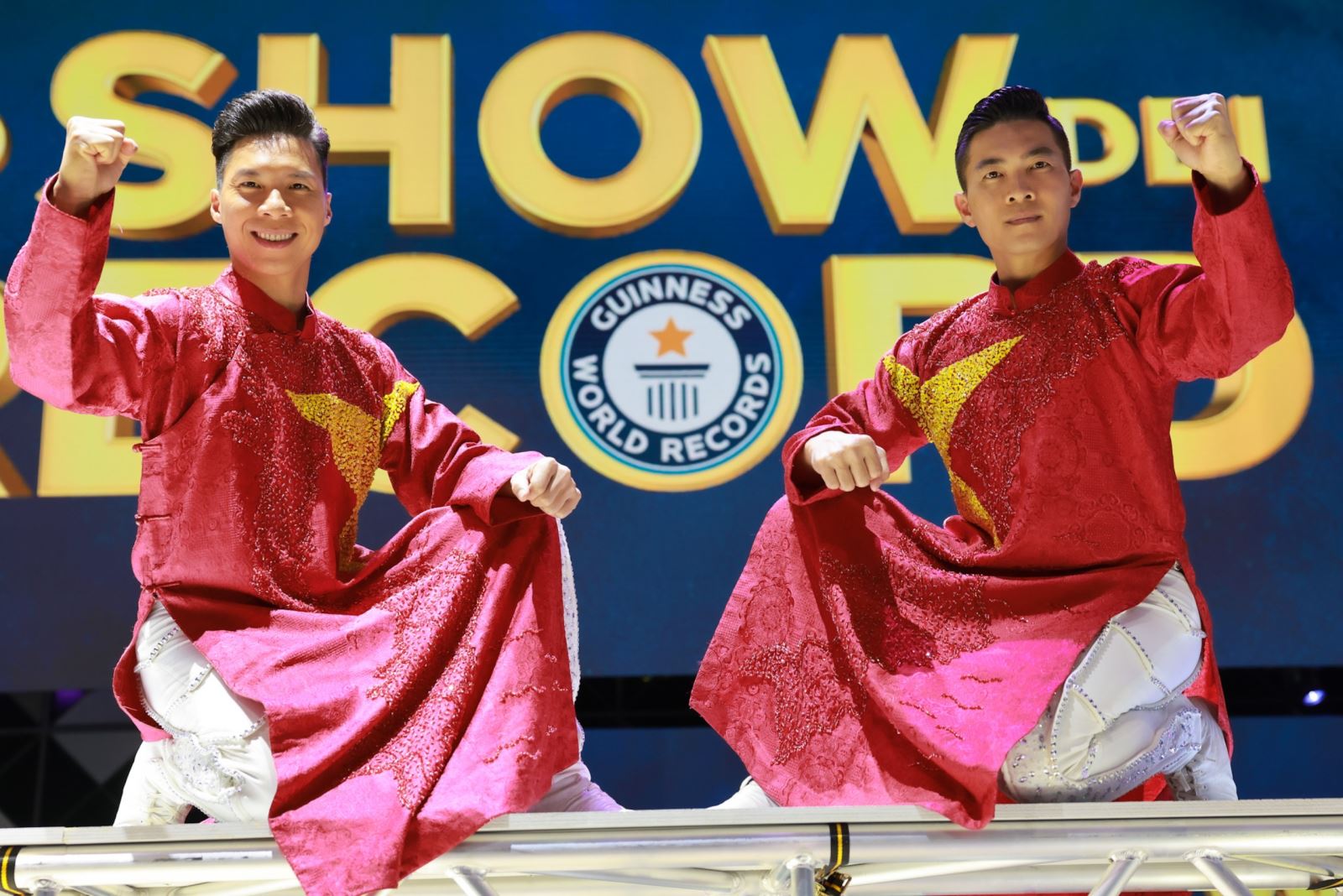 Вьетнамских братья – цирковые акробаты Куок Ко и Куок Нгиеп установили новый мировой рекорд Гиннеса