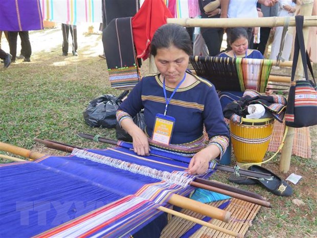 Фестиваль парчи в городе Контум
