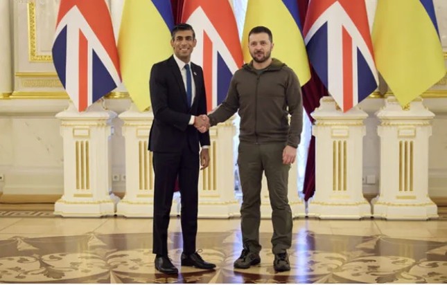 Президент Украины Владимир Зеленский 8 февраля нанес неожиданный визит в Лондон