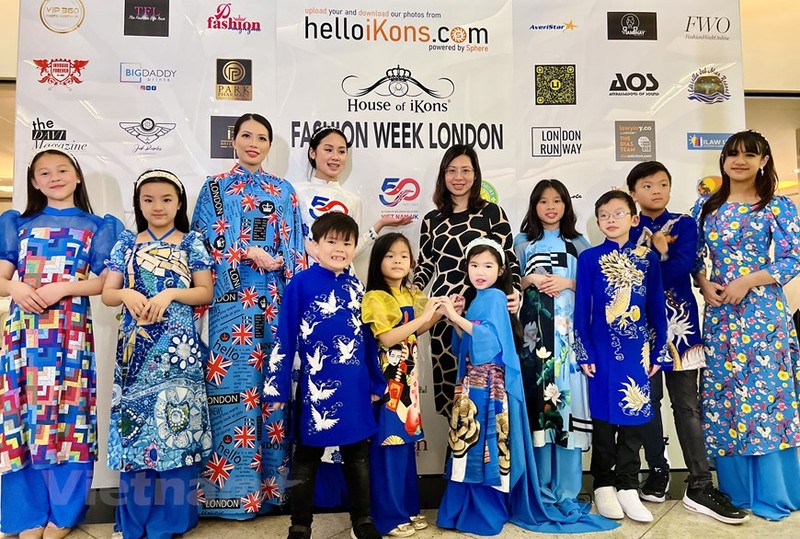 Красота вьетнамского «аозай» на Неделе моды в Лондоне